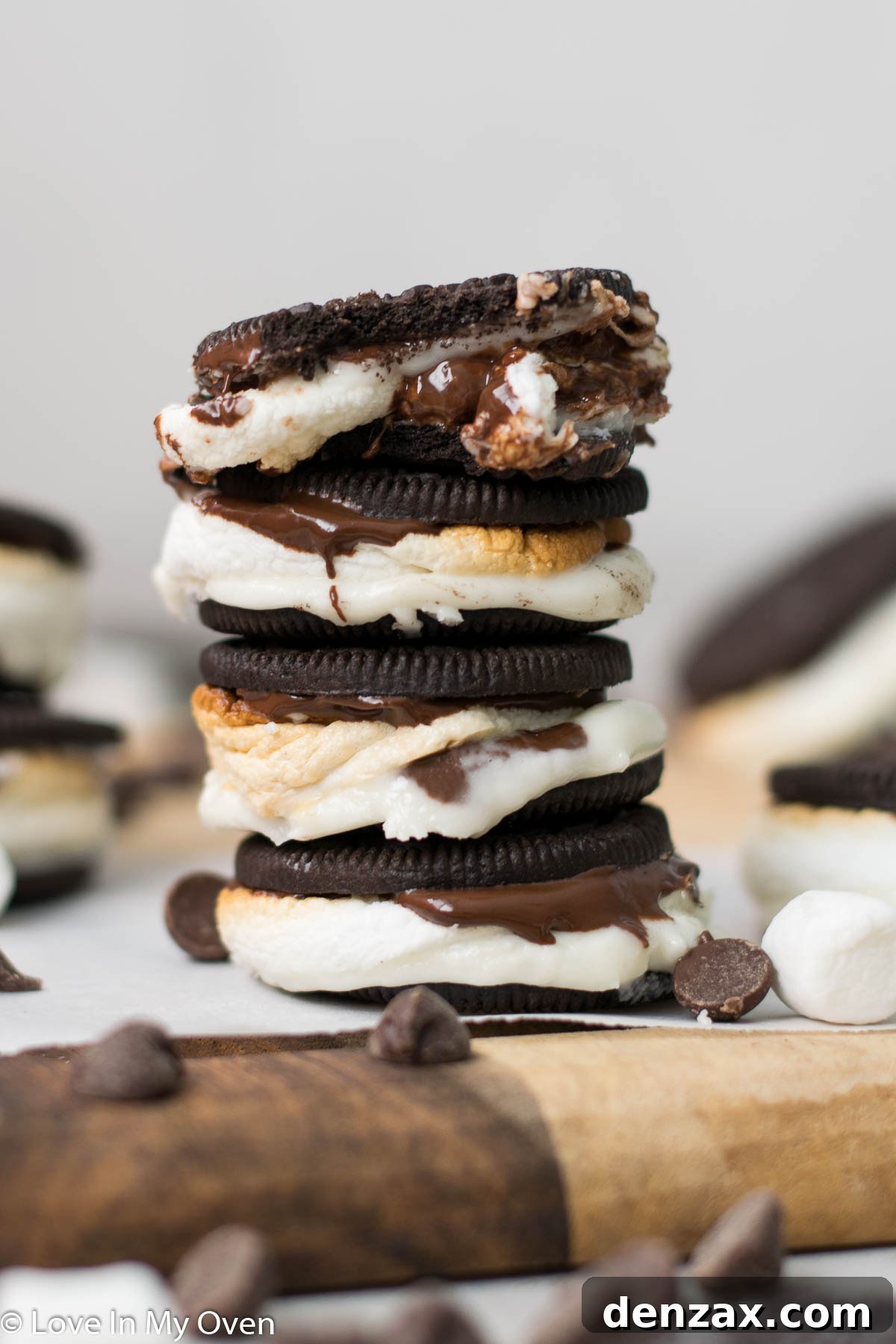 Mallow Cookie Meltdown 8 s'moreos - close-up of inside of assembled cookie