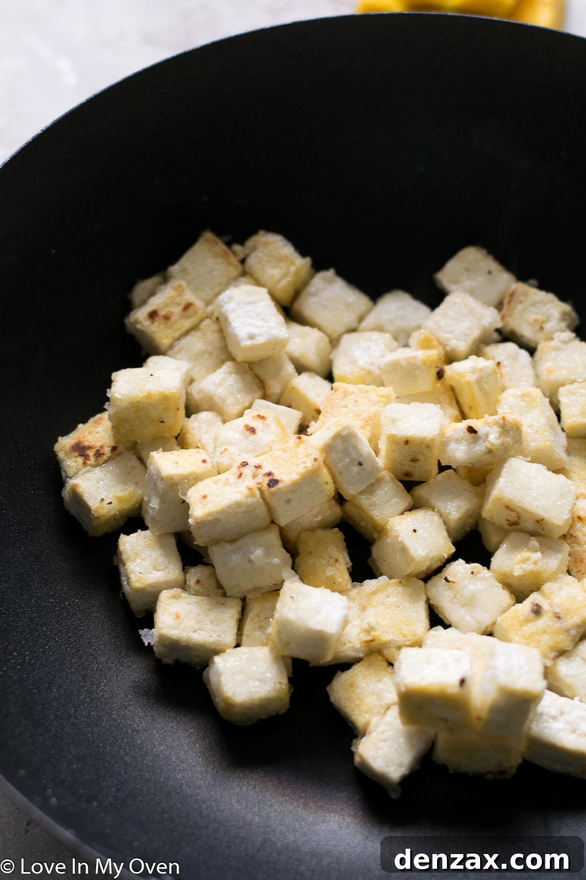 Stir-frying vegetables and tofu with sauce