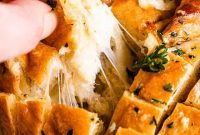 Cheesy Garlic Pull-Apart Bread Recipe for Crowd-Pleasing Flavor