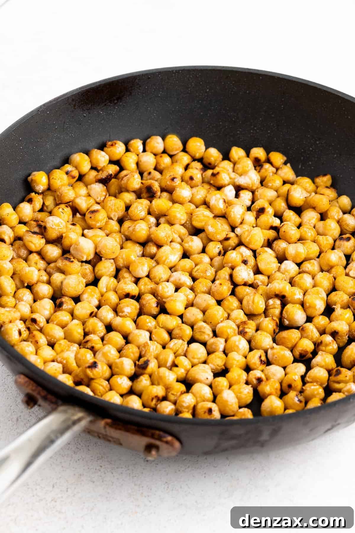 Drizzled with homemade dressing, this Jennifer Aniston quinoa salad with crunchy chickpeas is super light and refreshing. Pan-roasting the chickpeas.