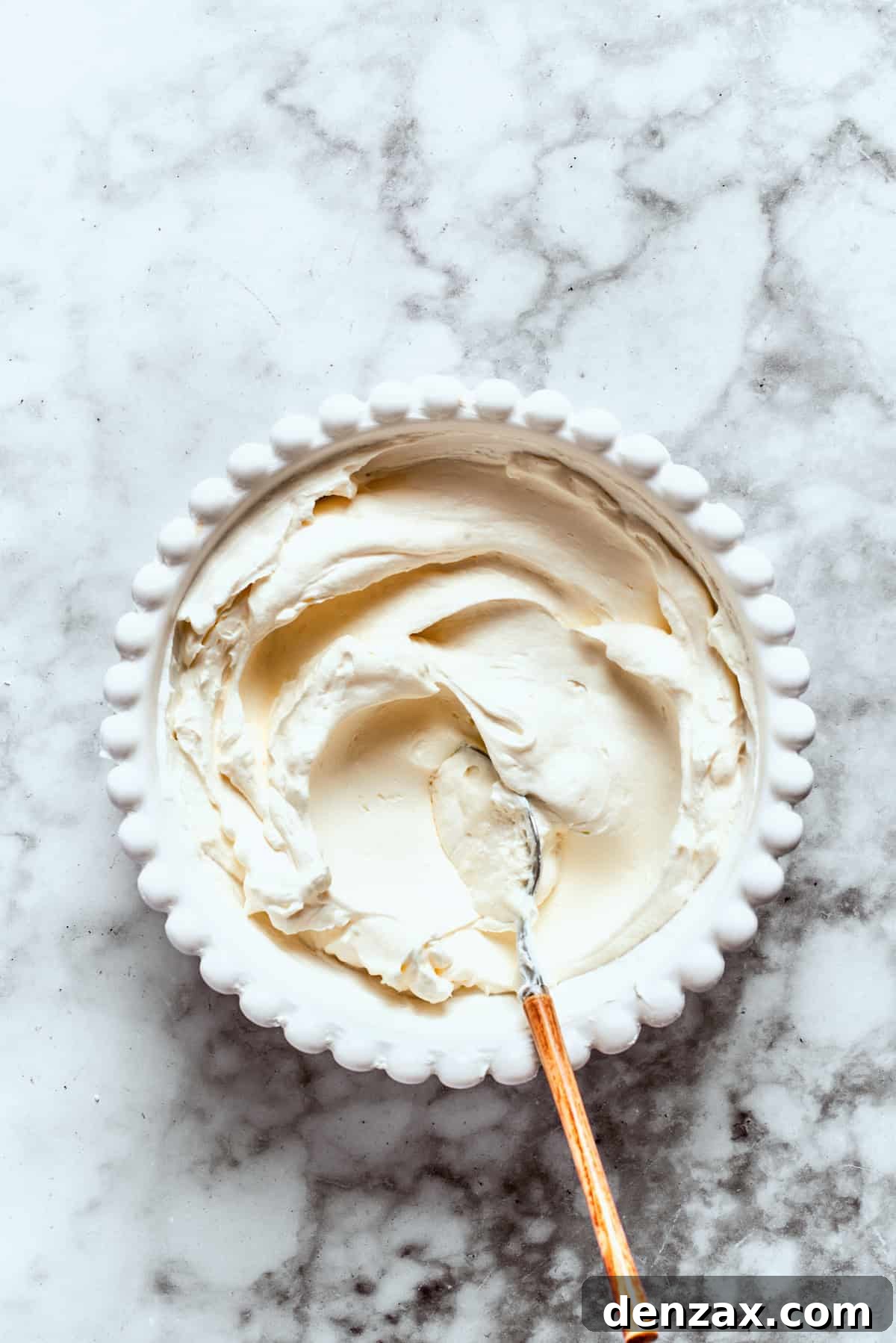 3. Make the cream cheese layer. The cream cheese layer is mixed in a bowl.